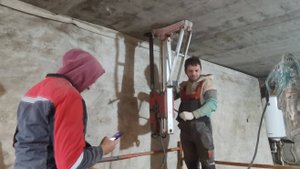 Бурим отверстия снизу вверх, 2,8м.