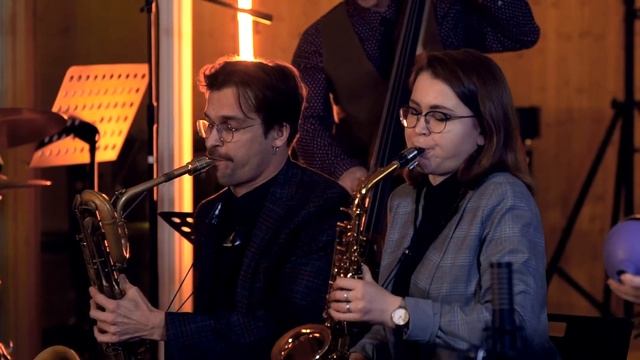 Ленинградский Патефон и Анастасия Лютова - Старый клен (музыка А.Пахмутовой, слова М.Матусовского) смотреть онлайн