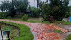 Дождливые дни—ЛУЧШИЕ дни для прогулки по деревне! Расслабляющая прогулка под сильным дождём в грозу.