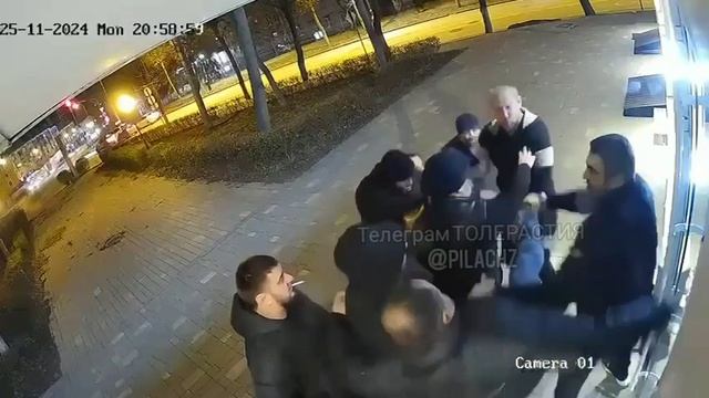В Липецке владелец заведения вышел на рамсы с толпой абу-бандитов !!!