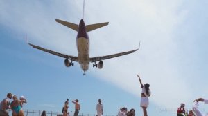 Эйрбас А320 авиакомпании Thai Smile над головами туристов на пляже Май Као заходит на посадку