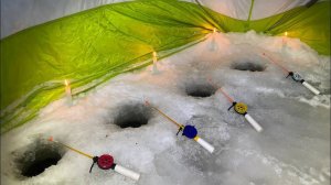 Зимняя рыбалка на плотву | Ловля плотвы ночью в палатке 2022