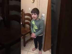 Мальчик защищает мышь и ругает папу