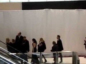 Kristen Stewart снимает туфли