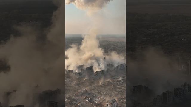 Волчанск. Эпичные кадры прилета русской авиабомбы ФАБ-3000 с универсальным модулем планирования и ко