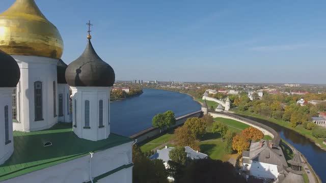 Псковский кремль и финский парк.