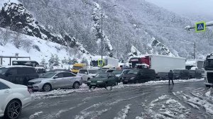 Военно-Грузинская дорога закрыта. Спасатели развернули пункты обогрева на КПП «Верхний Ларс»