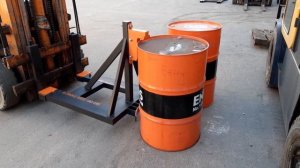 Одинарный захват для бочки на погрузчик цепляет бочку 200л