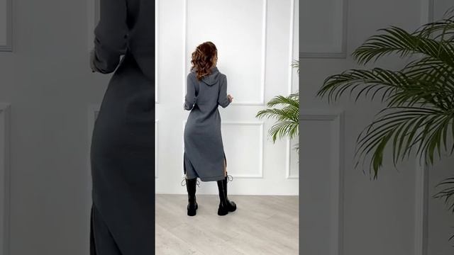 11104 темно серый Темно серое утепленное флисом платье с капюшоном смотреть онлайн