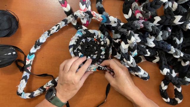 Не выбрасывайте старые носки! Коврик из носков. Вязание на 2 пальцах. Подробно. 2 способа сшивания.