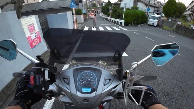 横断歩道の前に歩行者が渡ろうとしているのに、一時停止しないで滑走する白のレクサス野郎