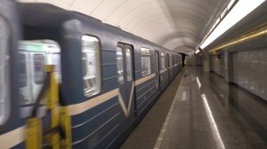 Метропоезд 81-717/714 (ЛВЗ) (Номерной) (№10105 - №10104) М 514. Станция Бухарестская