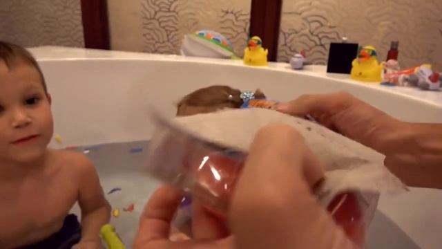 В огромной ванной Животные и водяные бомбочки Макс и Катя смотреть онлайн