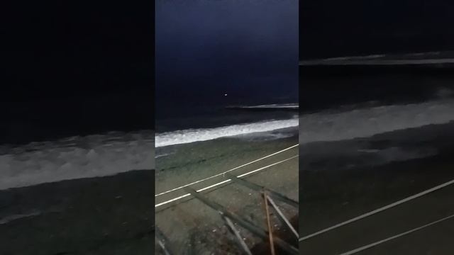 Сочи, море штормит. Погода испортилась.