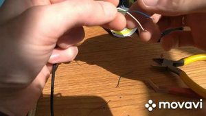 Подсоединяем фонарь к power bank.