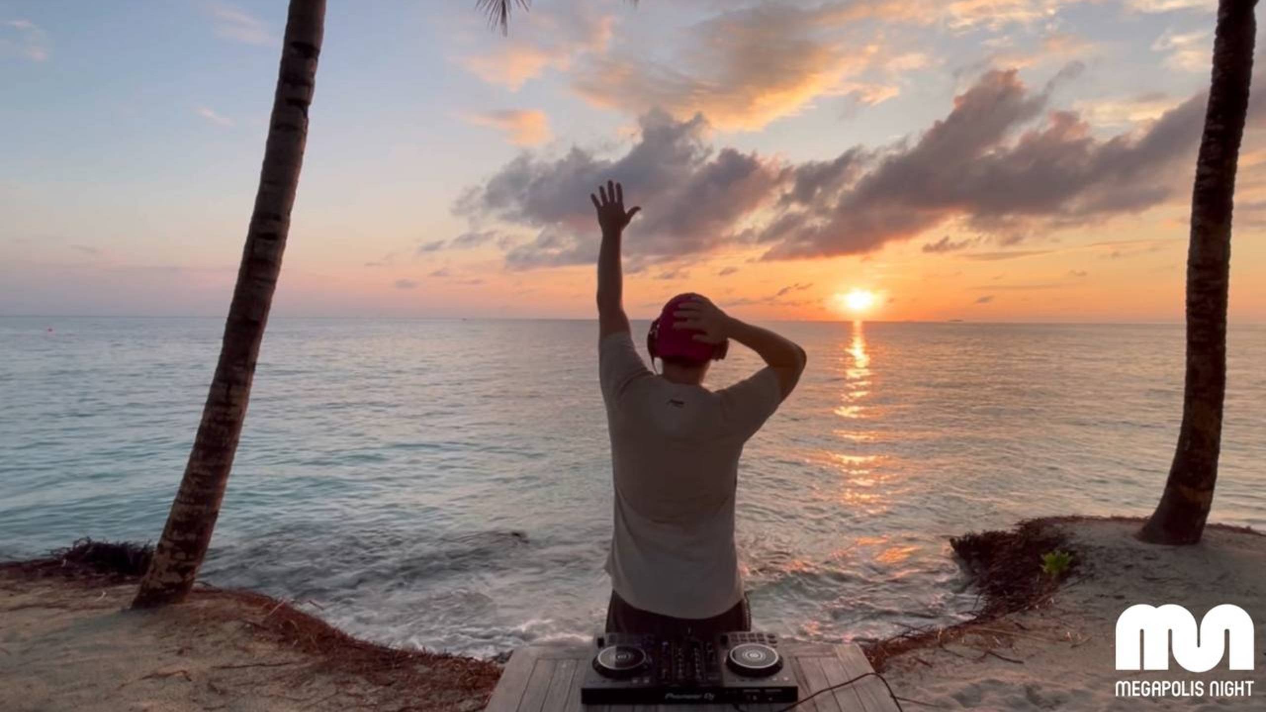 Alexey Tower - Disco space смотреть онлайн