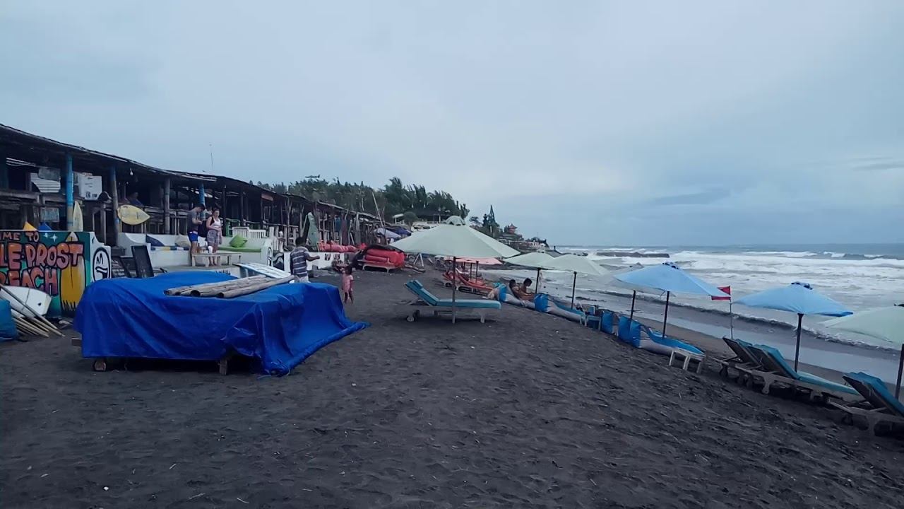 Пляж с золотыми блестками. Echo beach. Bali. Indonesia.