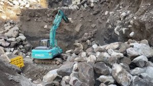 Строительство, обрушились камни при работе экскаватора