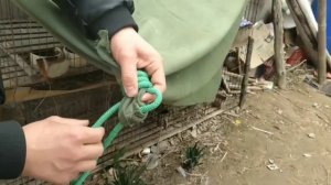 Фиксируем веревкой край брезента