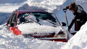 Машины тонут в снежной «каше» посреди трасс. Сильнейшие снегопады обрушились на Хабаровск и Бурятию