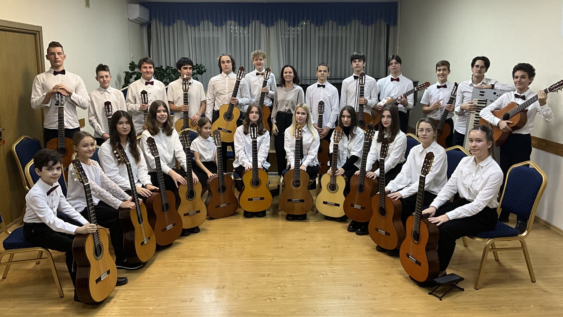 Оркестр "Guitarra, Bravo!" - Manuel Penella "El gato Montes", Karl Jenkins "Palladio" смотреть онлайн