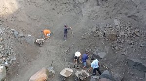 Строительство, собираем песок из оползней произошедших недавно с утёсов