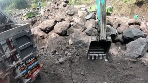 Строительство, экскаваторы добывают песок из застывших вулканических потоков