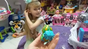 Распаковка игрушек: робот краб и фигурки Littlest Pet Shop. Детский развлекательный канал новинка