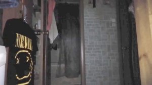 В ванной кто-то невидимый СИЛЬНО БЪЁТ по шторе, а потом рычит! Полтергейст заснят ИССЛЕДОВАТЕЛЕМ АЯ