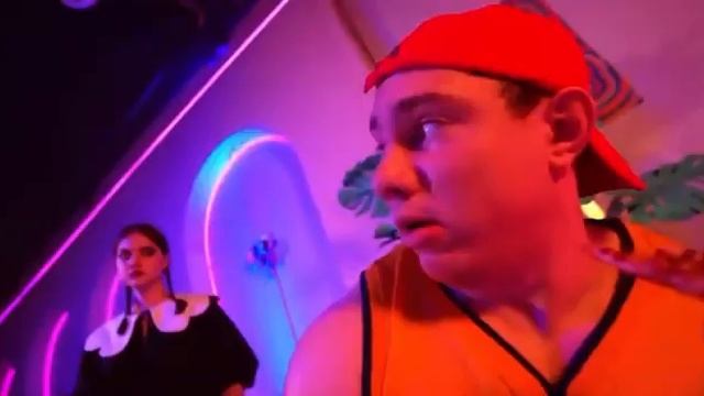 Камиль девочка загадка  делим шоколад￼