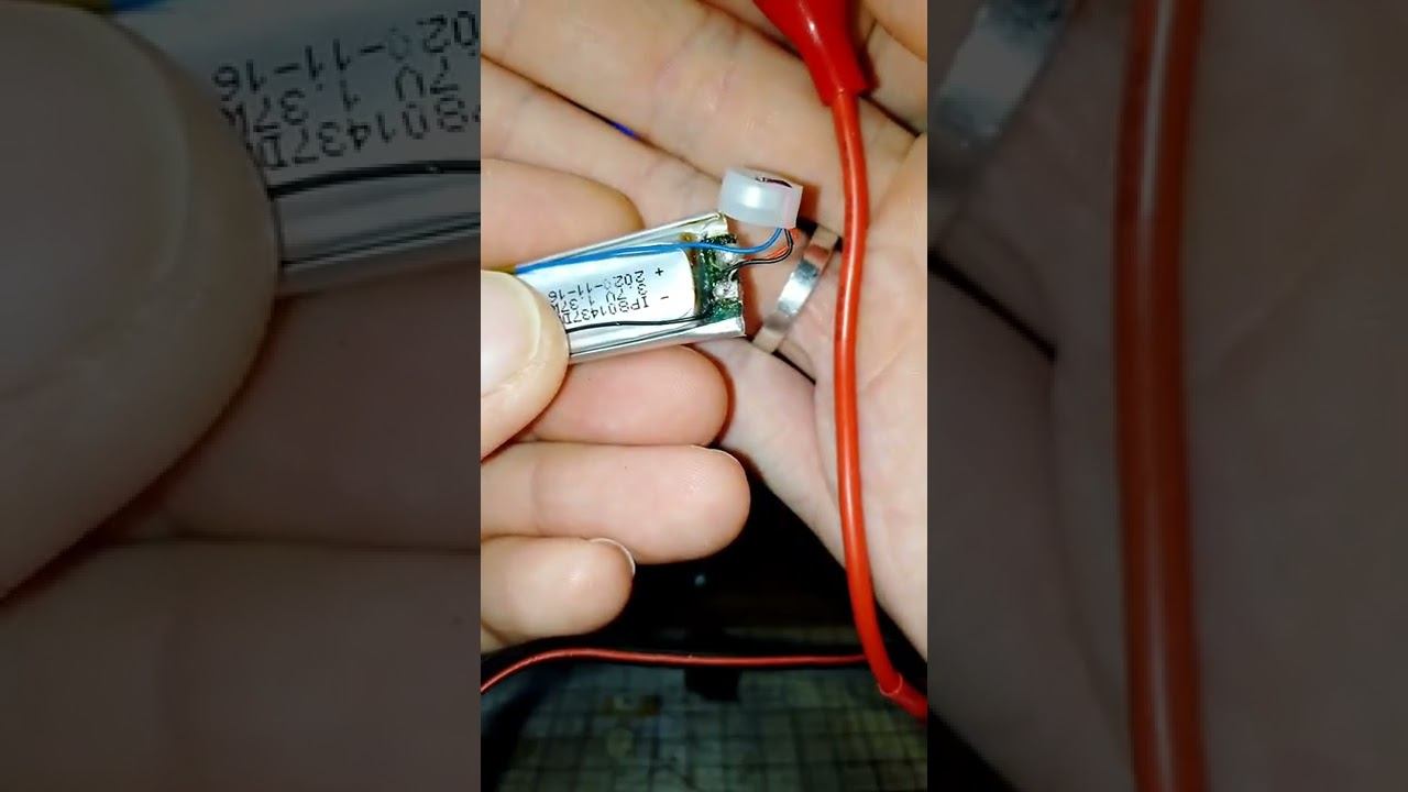 Как зарядить акумулятор одноразовых парилок #montoya #vape #vape