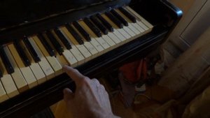 Как научится играть на пианино))