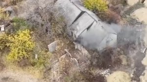 🇷🇺🔥☠⚡ Российский боец забросил бутылку с зажигательной смесью в подвал боевиков...