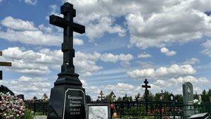 Мемориальный комплекс из Лабрадорита с крестом
