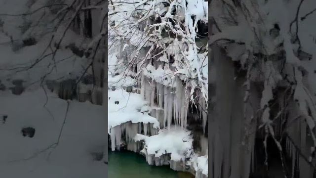 Самый красивый поезд на Кавказе, особенно зимой во время снегопада 
#ущелье #Кавказ #автопутешесвия