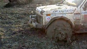 Нива лезет по жесткому бездорожью