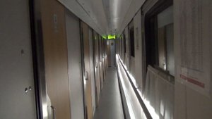Внутри купейного вагона глубокой ночью