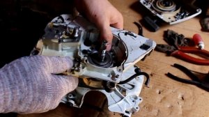 Stihl 361 замена сальников без разбора пилы. Ремонт на коленке.