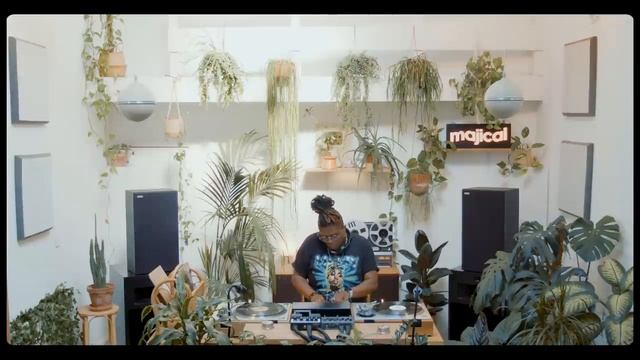 Midweek Dance Break: Raw House Music ft. 70s Soul Samples with theoretic