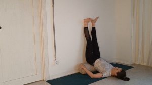 Випарита Карани - перевëрнутая поза. Вариация с болстером у стены