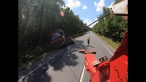 Грузовой эвакуатор. Вытаскиваем самосвал на дорожное полотно