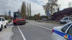 У поворота на село Аацы Гудаутского района началась укладка искусственной дорожной неровности.