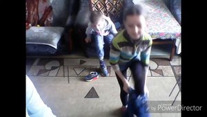 Одежда челлендж.Саша одевает одежду Насти.Кушаем шоколадку