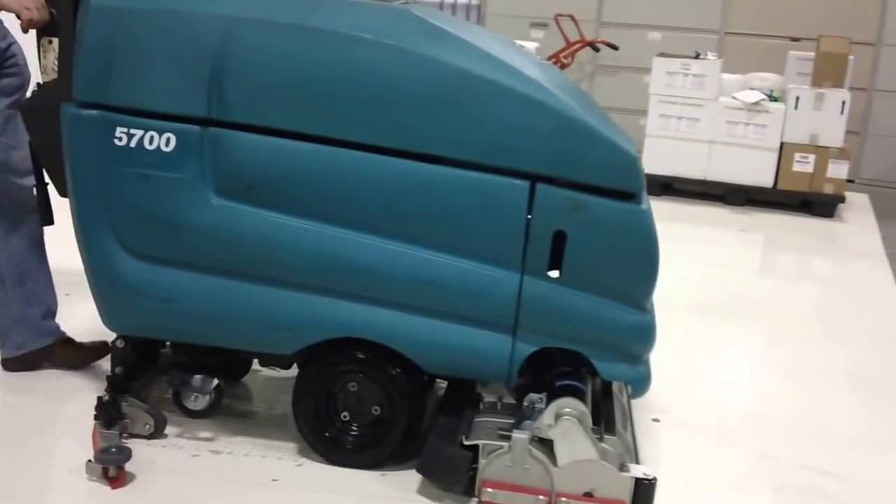Tennant 5700 Cylindrical Floor Scrubber Demonstration смотреть онлайн
