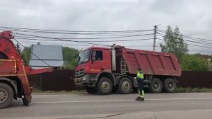 Работа грузового эвакуатора.