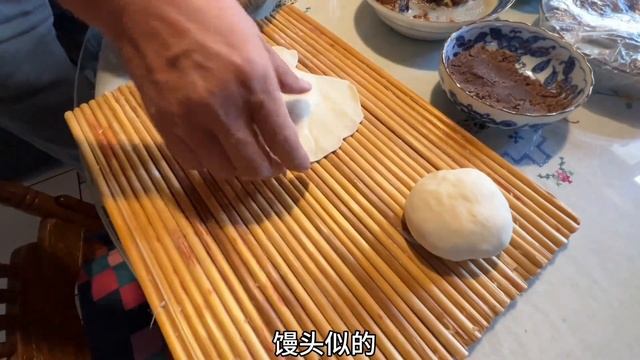 我爸做的老北京门钉肉饼，一咬滋汁，一顿能吃6个，就是怕烫！ смотреть онлайн