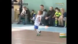 Малыши играют в футбол