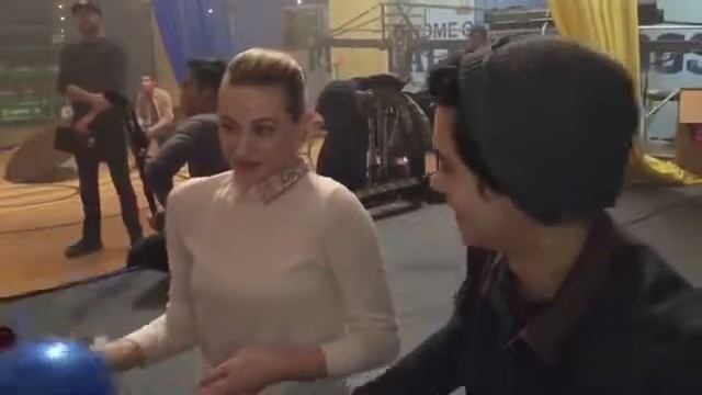 Джагхед и Бетти вдыхают гелий смотреть онлайн