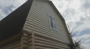 Август 2022. Отделка сруба дома 6х6 (2 часть) в чашу с ломаной крышей с окнами и дверями