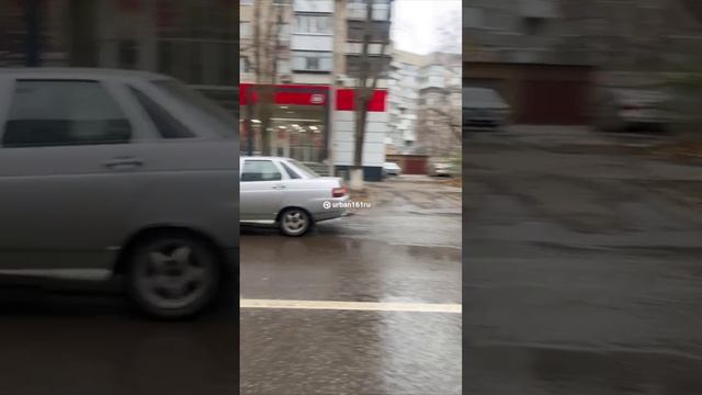 Так мило хлещет этот прорыв из люка на проспекте Мира. 😱